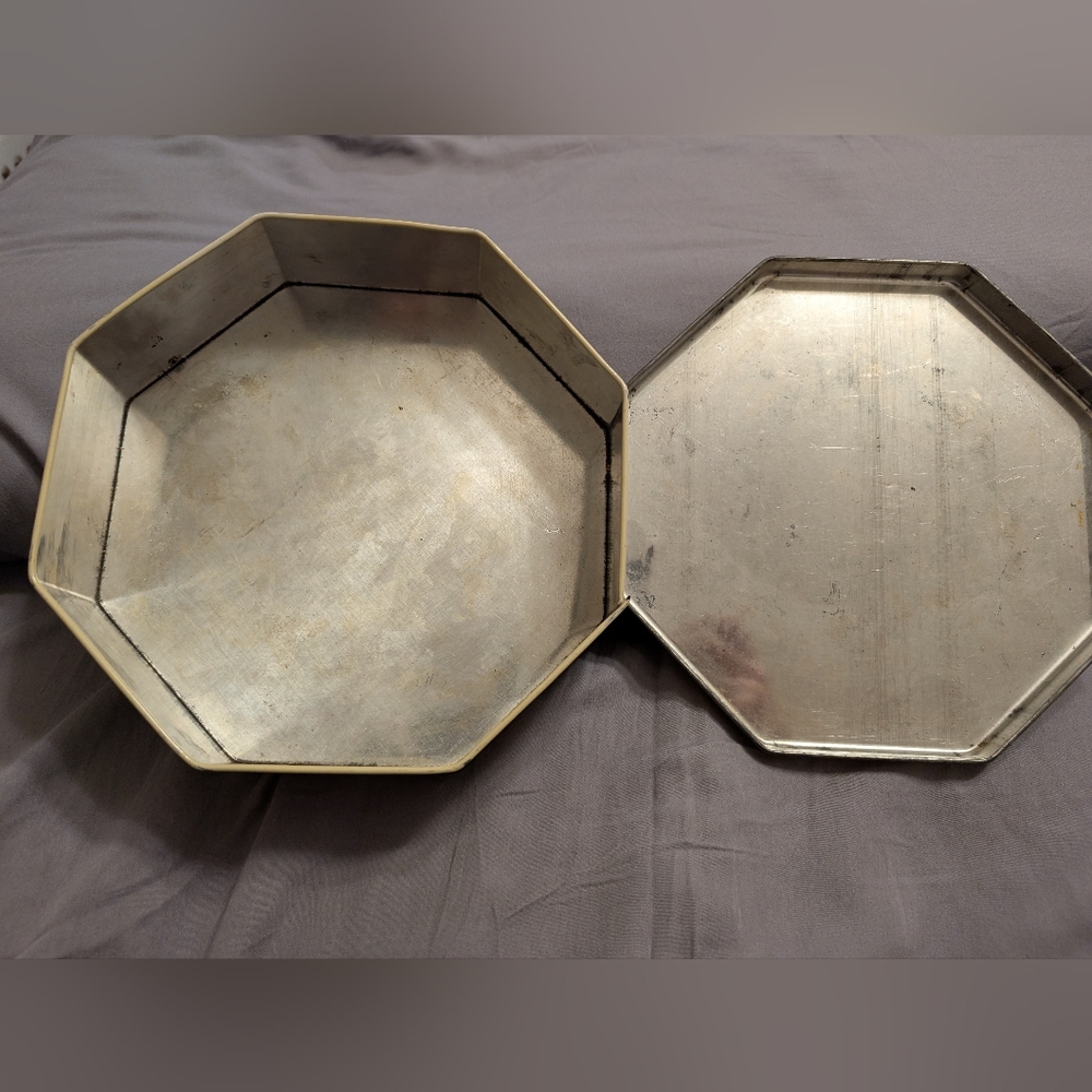 Vintage Peak Frean Octagonal Decorative Tin - Picture 2 of 10